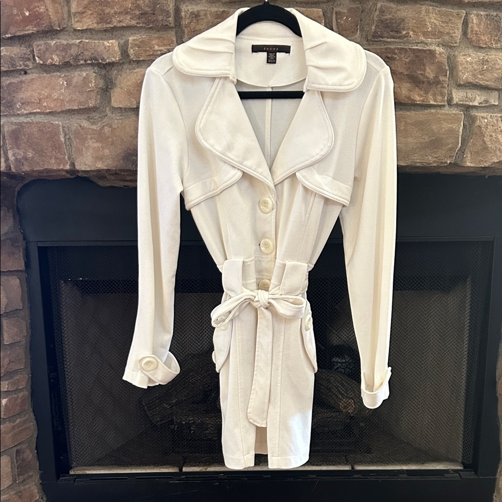 NWOT white Trench Coat with Belt and front pockets.